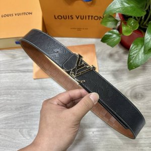 Lv.路易威登 宽40Mm双面原版小牛皮 搭配单钌钯电镀扣 完美的手感.油边 出众的设计.风格 高贵奢华 时尚大方 高清实拍 货真价实 品质保证 双面用