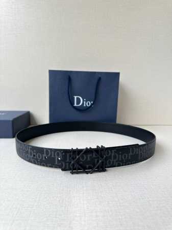 Dior 宽度3.5Cm 这款不锈钢金属腰带扣、是季节男装系列新品，展现 Dior 经典的藤格纹图案。可与各式35毫米腰带搭配，彰显经典风格。 - 点击图像关闭