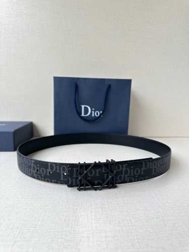 Dior 宽度3.5Cm 这款不锈钢金属腰带扣、是季节男装系列新品，展现 Dior 经典的藤格纹图案。可与各式35毫米腰带搭配，彰显经典风格。