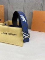 4.0宽 Initiales Everyday 双面腰带令 Louis Vuitton 标识加入经典 Monogram 图案，再以丝滑小牛皮演绎沉稳一面，搭配
