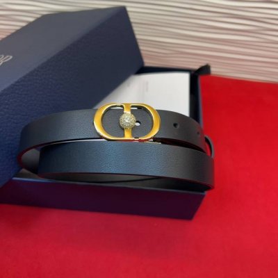 新款腰带，采用精致头层皮制作，手感柔软，舒适细腻，精品钻扣，精致优雅，时尚大方。宽2.0Cm。75一100欧