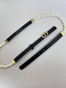 本季新款标志性的 Dior Caro 珠饰腰带采用白色玻璃珠饰和奶白色光滑牛皮革精心设计，别具一格。饰以标志性的“Cd”腰带扣，采用富有光泽的金色饰钢扣，可与经