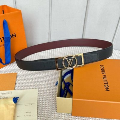 特P180 寬度：35Mm Lv S-Lock系列 寬度3.5Cm 驢家法國原廠荔枝紋皮料 搭配獨特的新型掛扣 雙面用