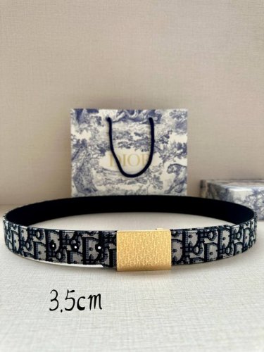 特 Dior 这款 35 毫米双面腰带结合典雅气质与摩登风范。双面设计，一面采用oblique 印花帆布，另一面则采用同色调粒面牛皮。长度可调节，可搭配各式 3