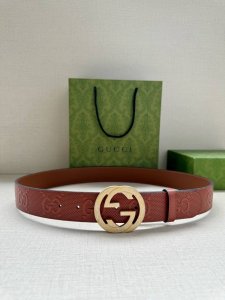 宽度4.0Cm Gucci 这款单品将品牌的过去与未来贯通在一起，以现代风格的全新设计诠释了经典设计元素。Guccio Gucci字母交织图案巧妙融入纹理和材质