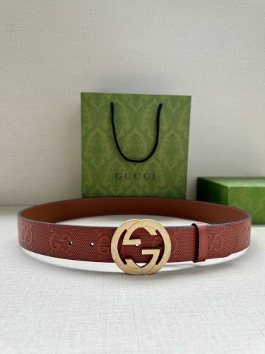 宽度4.0Cm Gucci 这款单品将品牌的过去与未来贯通在一起，以现代风格的全新设计诠释了经典设计元素。Guccio Gucci字母交织图案巧妙融入纹理和材质
