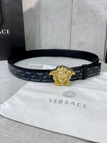 宽度4.0 Cm Versace 范思哲 此款经典的versace腰带由柔软的小牛皮制成，饰有la Greca印花，并配有3D美杜莎腰带扣。