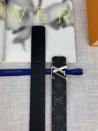 配全套包装盒 Lv 进口老花面料腰带，宽40毫米，搭配不锈钢原单钢扣，内衬小牛皮。商务服装造型的完美搭配。永恒经典，与正品零差距。