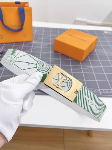 特 寬度：40Mm Lv Pyrmide Truck L Oeii雙面腰帶 驢家 海外原單代特供 面為進口小牛皮壓飾有標誌性品牌圖案效果工藝 原廠配色柔軟小牛皮