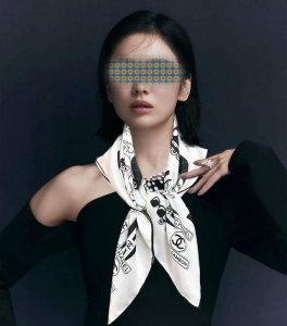 2620香奈儿 顶级设计师 又一新款出货了 靓女们必备款 太美了 上身效果非常美 各种图案标志双C组合设计而成 简约大气时尚 简直太美了 回头率超高 小香的设计