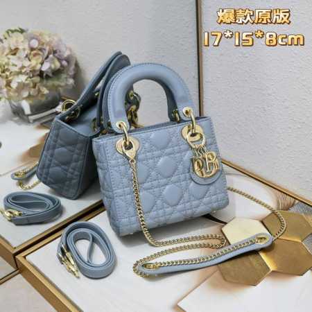蓝色金扣3格 戴妃一直都是优雅的代名词 既高颜值又值得入手的经典系 Minisize特别适合各路小仙女♀ 上身非常有质感 给人气质温婉的感觉 并且 可以承包春夏 - 点击图像关闭