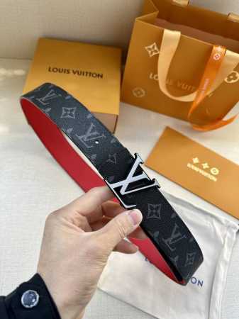 特 本款 Lv Initiales 双面腰带选用经典 Monogram Eclipse 帆布和亮色牛皮革，与 Lv Initiales 搭扣映衬鲜明对 - 点击图像关闭