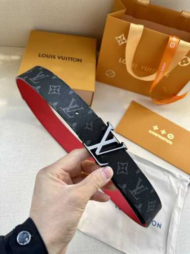 特 本款 Lv Initiales 双面腰带选用经典 Monogram Eclipse 帆布和亮色牛皮革，与 Lv Initiales 搭扣映衬鲜明对