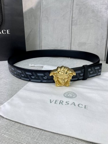 宽度4.0 Cm Versace 范思哲 此款经典的versace腰带由柔软的小牛皮制成，饰有la Greca印花，并配有3D美杜莎腰带扣。