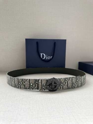 宽度3.5Cm 这款不锈钢金属腰带扣来自 Dior And Stone Island 限定系列，突显联名系列标志，Stone Island 的经典星星与 Dio