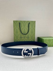 带宽3.8Cm Gucci 互扣式双g原单纹理钢扣腰带，采用热压印技术的gucci Signature皮革精制而成，触感厚实，印花图案清晰分明。