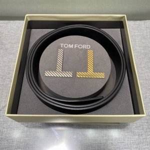 双扣头汤姆福特最新网红爆款双面头层牛皮专柜同步3.8宽新款上市了，原版牛皮，搭配铜扣，优雅，大方用的方便。谢谢你转载。