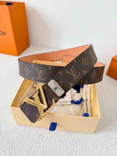 品名： Lv..路易..威登腰带皮带原单 型号：挂扣，经典纯钢材质镶钻挂扣，头层牛皮，图片实物拍摄 材料：头层牛皮，挂扣系列，纯钢材质扣头，钯镀电镀工艺永不掉色