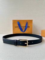 3.0宽 Pont Neuf Slim 腰带以深邃皮革塑造纤巧构型，于端头压印路易威登巴黎标识，与 Lv 压纹束带圈共筑别致细节，成就又一日常造型佳选