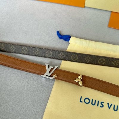 特 寬：20mm 驢家新品 特別限定女士腰帶 皮帶採用雙面設計 帶身帆布面襯托荔枝紋牛皮 全新搭扣以金色金屬打造 末端則以金色花卉圖案完美點綴. 多色選