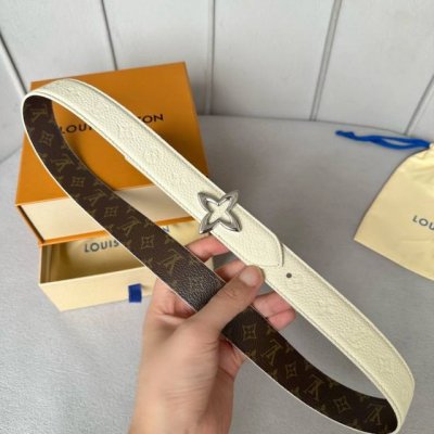 女士經典頂級休閒腰帶 寬度30毫米這款永恆優雅飾有帆布的造型設計 原版小荔枝紋牛皮底 搭配最新款四葉草菱形掛扣 雙面用 多色選 任意搭配