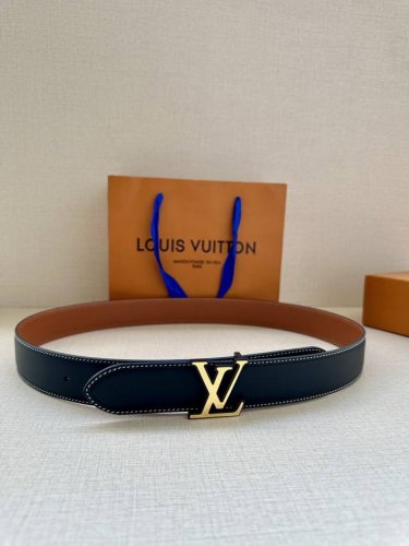 3.4宽 本款 Lv Shield 双面腰带出自 秋冬时装秀 字母与 Monogram 花卉，展现西部牛仔的灵感启发。双重缝线穿梭于皮革内外两侧，成就多种造型可