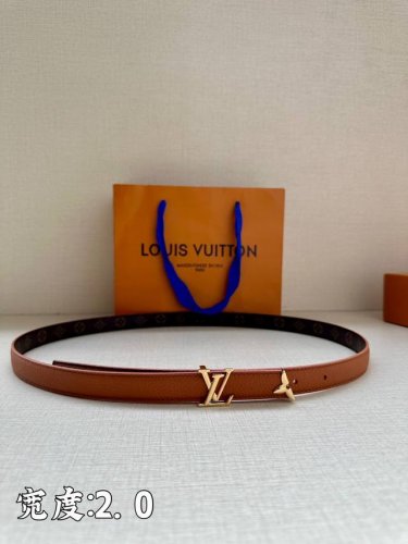 本款2.0宽 Pretty Lv 双面腰带凝聚路易威登的奇巧匠艺。由 Monogram 花卉取下的部分点缀末端，与 Lv 字母搭扣共同闪烁金属光泽，细腻皮革和