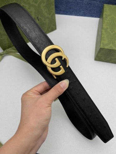 品牌 古驰 Gucci 自动 描述 采用高级Gucci Signature真皮精制而成，触感厚实，饰以双G商标带扣。腰带为意大利尺寸，请在购买前参阅腰带尺寸指南