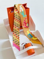 爱马仕Hermes“摩登环扣包花绣”Twilly小丝巾 Twilly真丝缎带 100%桑蚕丝 。 这款小巧的真丝配饰佩戴方式千变万化，可为您的日常造型增添灵动妙