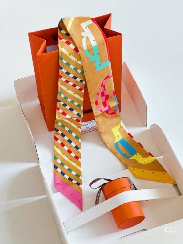 爱马仕Hermes“摩登环扣包花绣”Twilly小丝巾 Twilly真丝缎带 100%桑蚕丝 。 这款小巧的真丝配饰佩戴方式千变万化，可为您的日常造型增添灵动妙