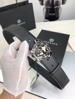 范思哲皮革腰带，以经典 Versace 美杜莎头像装饰，增添造型魅力。完美时尚必备单品。4.0Cm宽