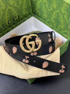2025春夏系列，品牌标志性的Gg钻标识经重新诠释后，草莓，樱桃 印花米色进口牛皮，以光彩夺目的调呈现在这款女腰带美.3.0宽。