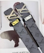 皮带：Lv..路易..威登顶级复刻- 腰带：原单品质百分百进口原厂头层牛皮，保证真皮。雕花设计.真空电镀.永不掉色.24K纯钢扣头层牛皮.老花，格子，黑格，黑老