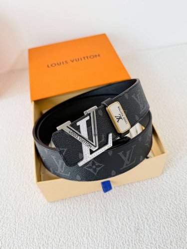 品名： Lv..路易..威登腰带皮带原单 型号：挂扣，经典纯钢材质镶钻挂扣，头层牛皮，图片实物拍摄 材料：头层牛皮，挂扣系列，纯钢材质扣头，钯镀电镀工艺永不掉色