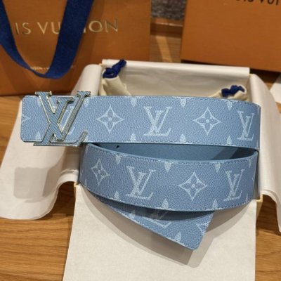 -驴家男款双面腰带 这款双面腰带巧妙拼接Monogram帆布和柔滑牛皮革，以品牌字母珐琅金属搭扣彰显标志性格调，再度见证品牌精湛匠艺，摩登设计可轻松融入休闲或正