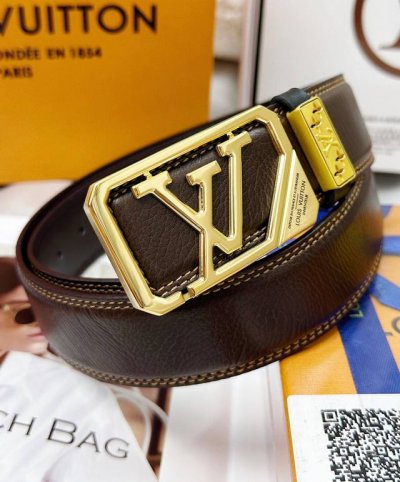 皮带：Lv..路易..威登顶级复刻. 腰带：原单品质百分百头层牛皮，保证真皮。雕花镂空镶钻石设计24K纯钢扣.永不掉色进口原厂小牛皮纹路.油蜡工艺双面两用专柜同