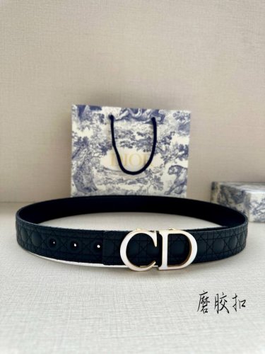 宽度3.5Cm 这款 35 毫米双面腰带结合典雅气质与摩登风范 一面采用白色Kumo 藤格纹皮革 重新演绎经典图案 另一面采用同色调光滑牛皮革 彰显 Dior