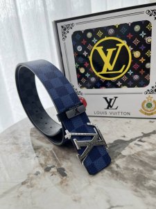 品名：Lv..路易..威登原单 材质：原单牛皮腰带 百分百头层牛皮腰带保证真皮钢扣，专柜原单品质、做工精细，时尚大牌，送人自用首选 包装： 请认准如图专柜包装赠