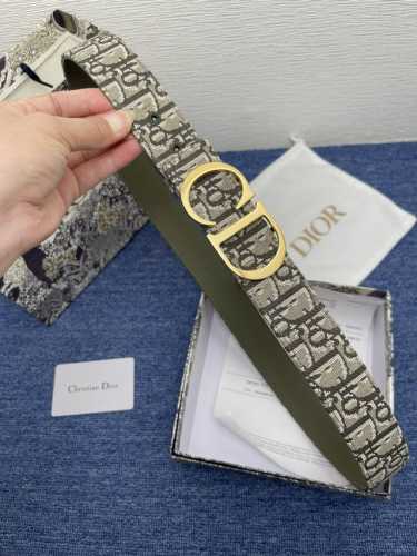 迪奥550 3.5Cm。特 这款 Montaigne Avenue 腰带从同名手袋汲取灵感，采用黑色光滑 牛皮革精心制作，质感柔软，设计优雅，饰以富有光泽的新款