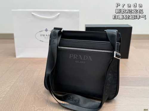 Prada 普拉达尼龙包 很有味道！ 自重轻上身超洋气 尺寸29 26