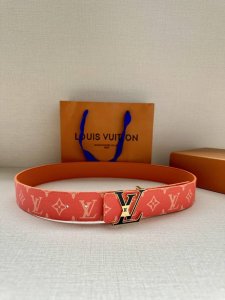 Lv Initiales 4.0宽双面腰带是 年春夏男装系列的配饰。Taga 皮革触感柔软，与另一面的Monogram 帆布碰撞色彩。同色 Lv 字母以抛光金属