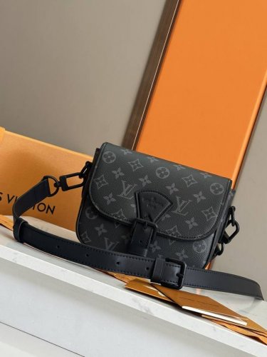 顶级原单 本款 Montsouris 小号邮差包以 Monogram Macassar 涂层帆布营造充裕空间，成就日常随行佳选。复古构型搭配皮革肩带，亦可轻松驾