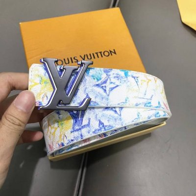 特P180 寬：40Mm 驢家Ss2023新品 寬度40Mm 訂制帆布面料融入粉筆塗鴉風格效果 襯托柔軟原廠小皮 搭配精緻的三層三色扣 雙面可用