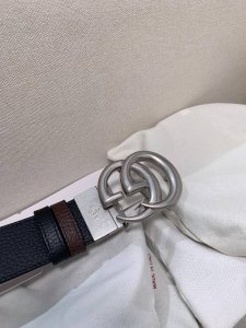 Gucci 古驰 于1921年创立于佛罗伦萨，是全球卓越的奢华精品品牌之一。此款式 4.0 是如今最火爆款原版小牛皮配上经典双G扣，手感超好！