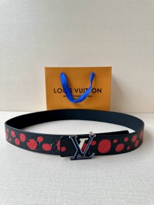这款Lv初始4.0宽可逆Lv X Yk腰带是路易威登X系列无限点主题的一部分Yayoi Kusama.种子牛皮揭示了与日本艺术家独特的豌豆雕刻的Monogram