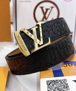 皮带：Lv..路易..威登顶级复刻. 腰带：原单品质百分百头层牛皮，保证真皮。雕花镂空工艺.真空电镀.永不掉色.24K纯钢扣纯手工编织系列双面可用专柜同等质量，