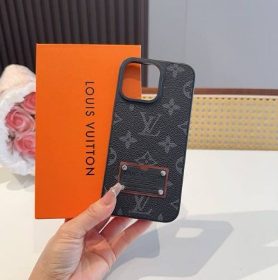 Lv经典老花手机壳 官网同步贴皮全包手机壳 高端奢华 型号 为了不出现报错型号 请打开本机查看手机设置显示的型号 iphone16系列更新 iphone16pr