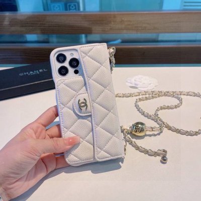 Chanel香奈儿火爆时尚圈的手机壳 专柜同款链条双C小金球可调节链条长度 鱼子酱皮菱格车线翻盖插卡，时尚潮流必备 Iphone16系列更新 型号：为了不出现报
