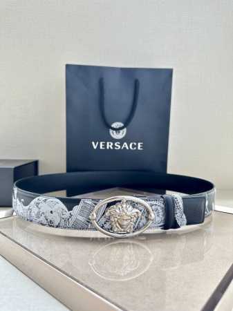 宽度4.0Cm Versace 范思哲 这款柔软鳄鱼皮饰带搭配一枚椭圆形美杜莎带扣。腰带饰有一枚金属圈环，宛如点睛之笔，本季标志性的versace饰件点缀其上， - 点击图像关闭