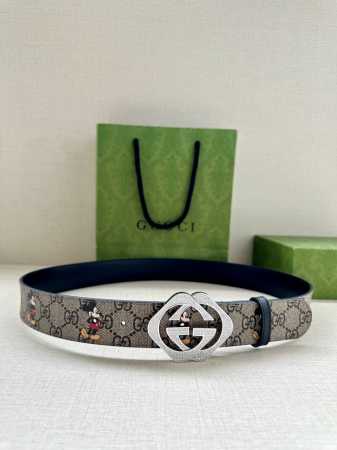 宽度4.0Cm Gucci 米奇动漫图案是Gucci的标志性元素之一，在这款配饰中焕新演绎为卡通风格设计。这款腰带融合了经典米奇元素和双G图案，突显品牌悠久的设 - 点击图像关闭